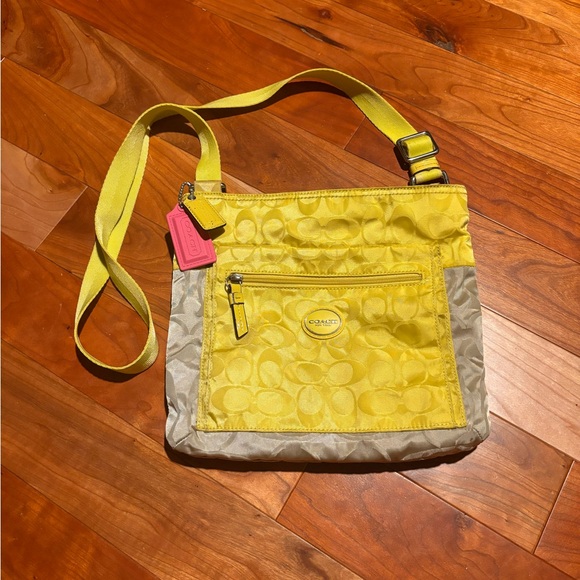 COACH GETAWAY SIGNATURE NYLON FILE CROSSBODY IN SV/KHAKI/CITRINE - Picture 1 of 8